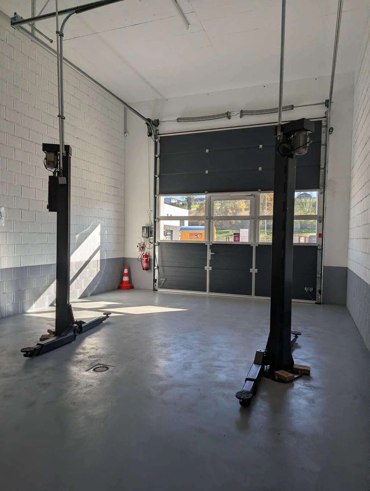 Werkstatt mit Autolift und Garagentor in Murten