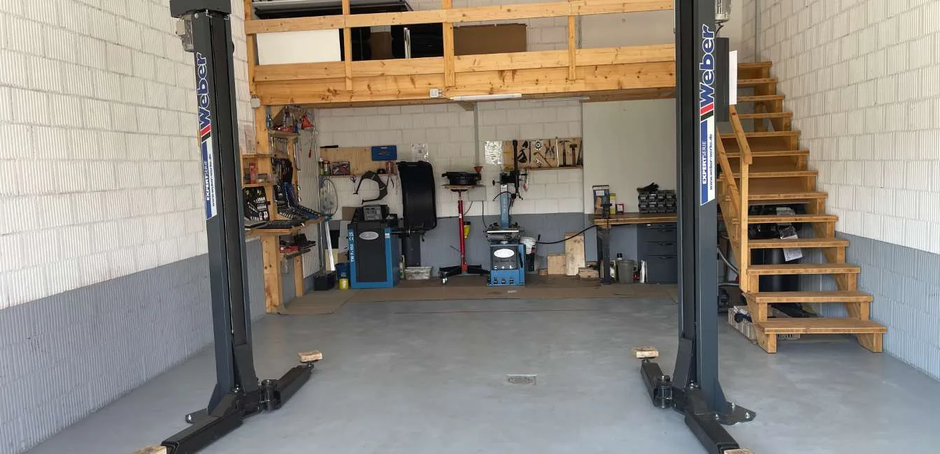 Werkstatt mit Autolift und Platz zum Selberschrauben in Murten