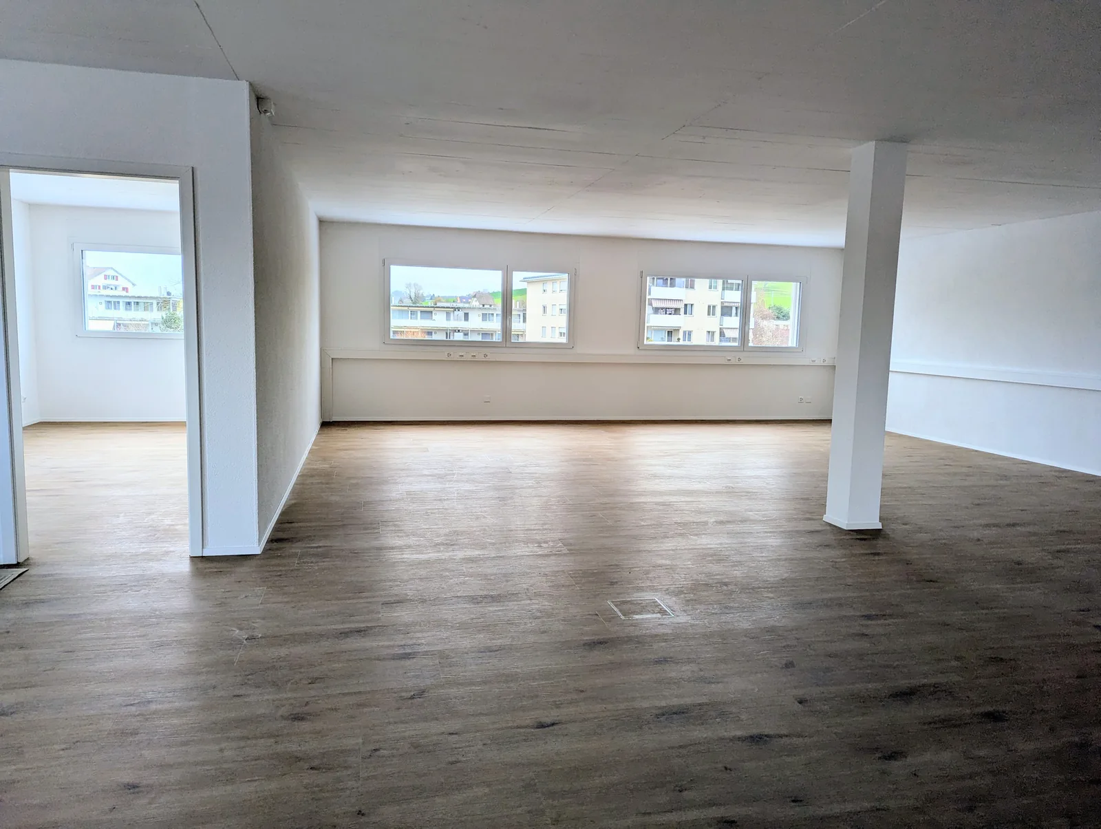 Büro mit grossen Fenstern in Murten