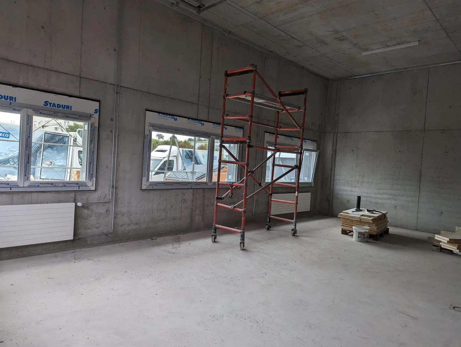 Helle Betonhalle als Lagerbox in Murten