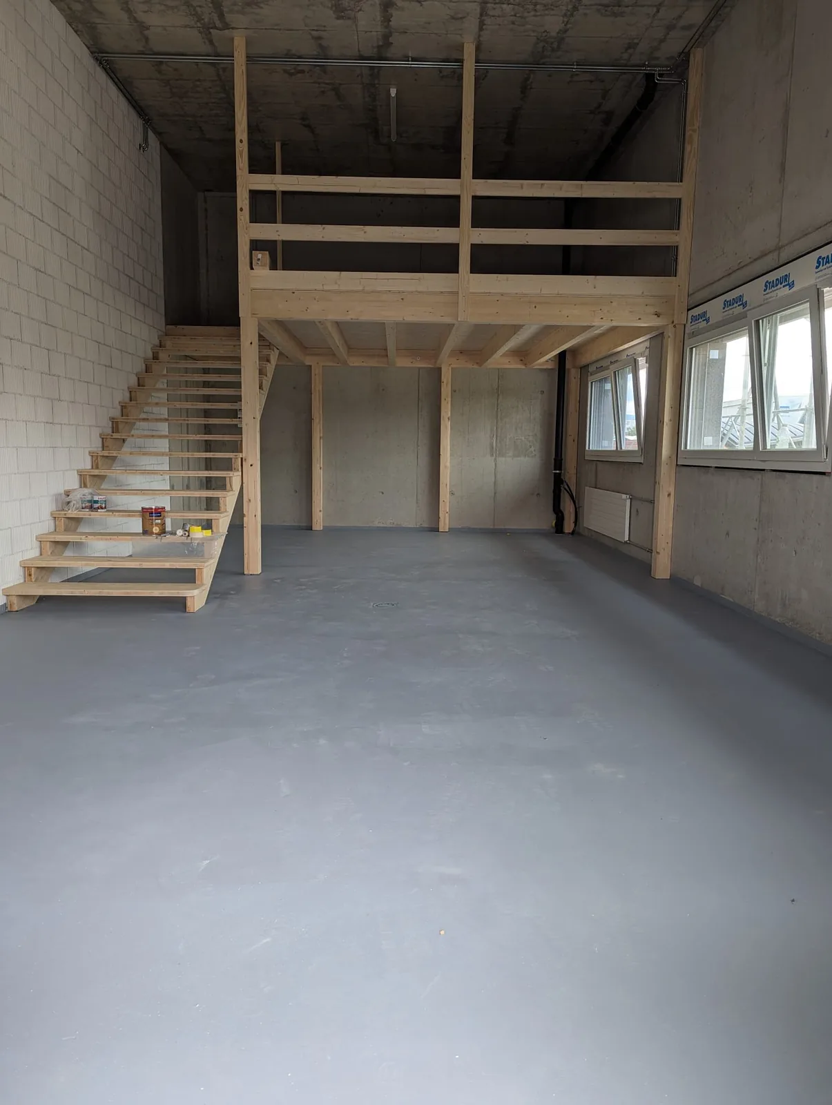 Hölzernes Podeststockwerk mit Treppe in einer Lagerbox in Murten